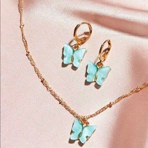 BUY 2 GET ONE FREE💙 necklace and earrings set